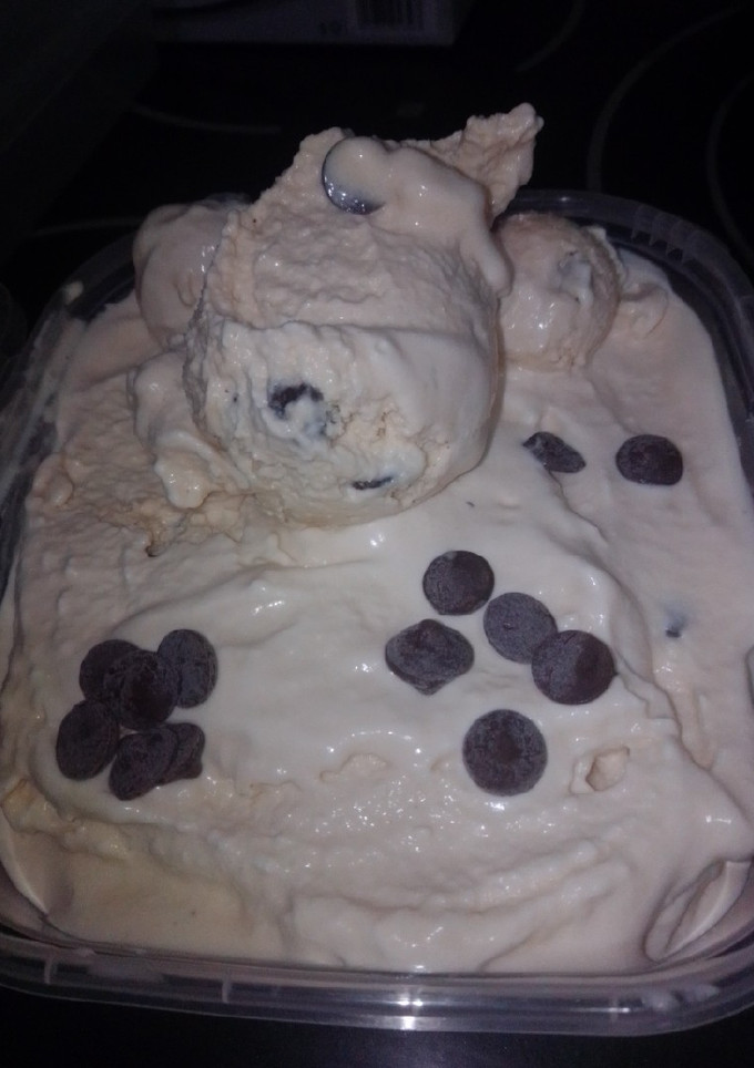 Una foto de Helado de vainilla y chips de chocolate en robot MC