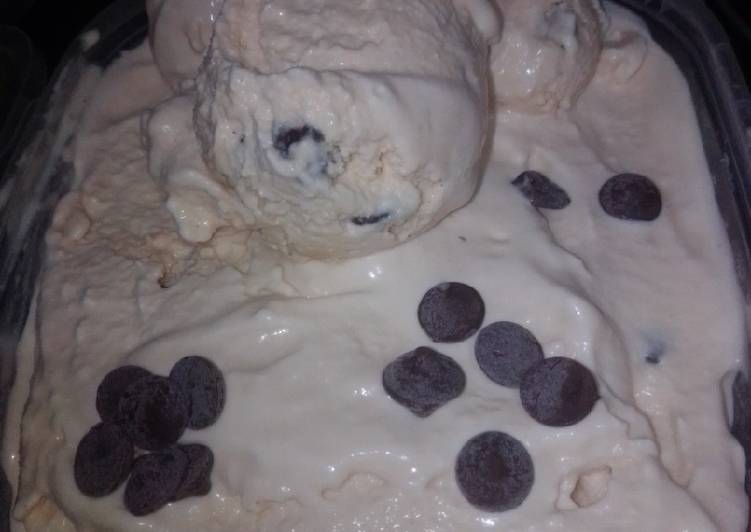 Helado de vainilla y chips de chocolate en robot MC