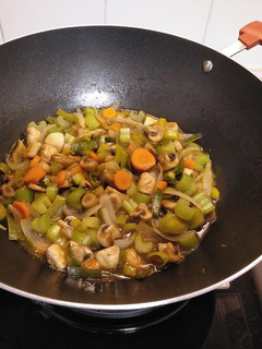Una foto de Wok de champiñones con verduras en salsa de ostras
