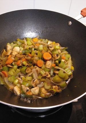 Foto principal de Wok de champiñones con verduras en salsa de ostras