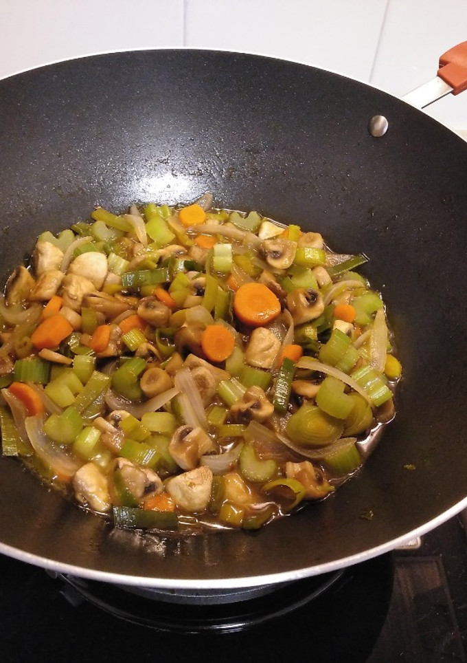 Una foto de Wok de champiñones con verduras en salsa de ostras