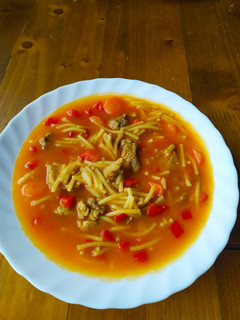 Una foto de Guisado con fideos, verdura y carne!