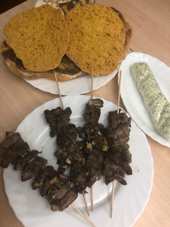 Una foto de 195. Espetada de Madeira con bolo do caco y manteiga de salsa de alho (principal carne)