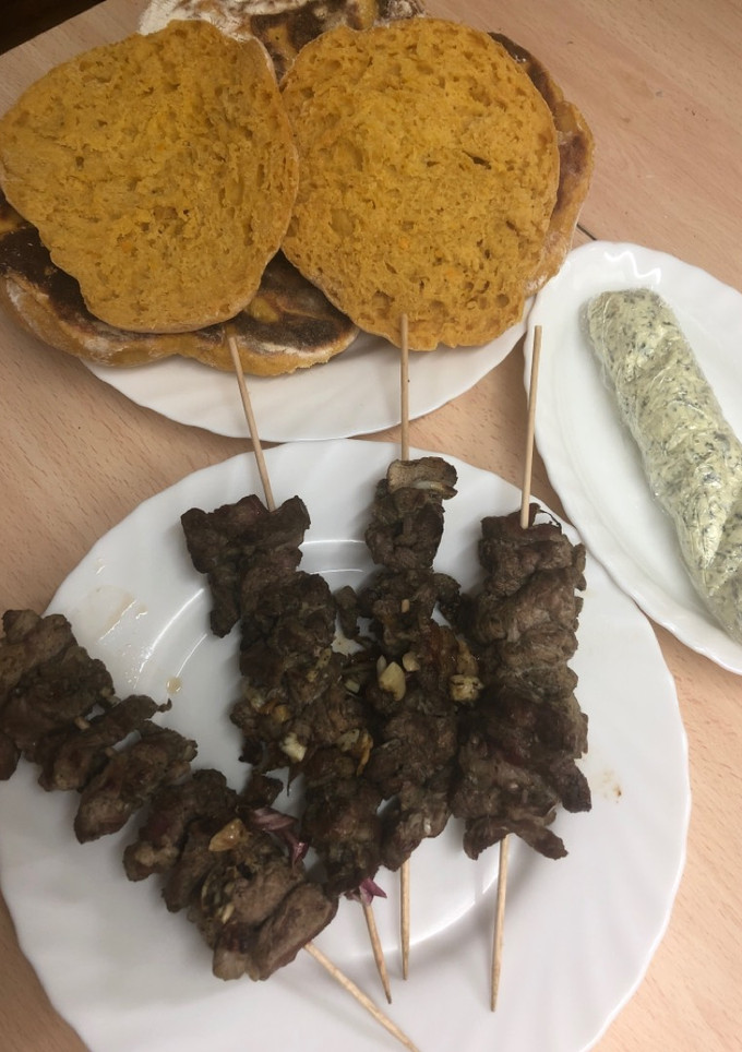 Una foto de 195. Espetada de Madeira con bolo do caco y manteiga de salsa de alho (principal carne)