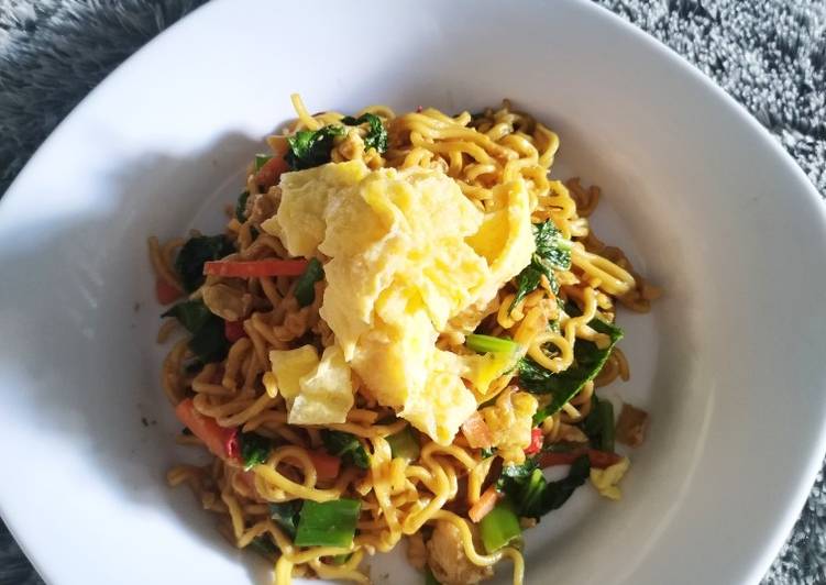 Cara Gampang Membuat Mie Goreng Sayur Sawi yang Bisa Manjain Lidah