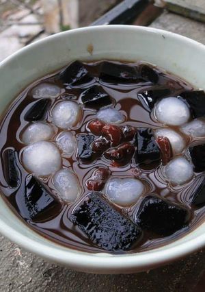 Hình của món Chè đậu đen thạch quy linh.