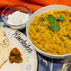 A picture of Daal palak khichadi.