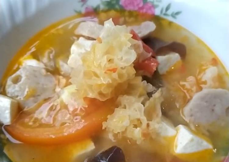 Langkah Mudah untuk Menyiapkan Sup Kuah TomYam tanpa Seafood yang Bisa Manjain Lidah