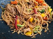 Una foto de spaguetti con salsa de ostiones