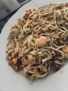Una foto de Revuelto de gulas y gambas