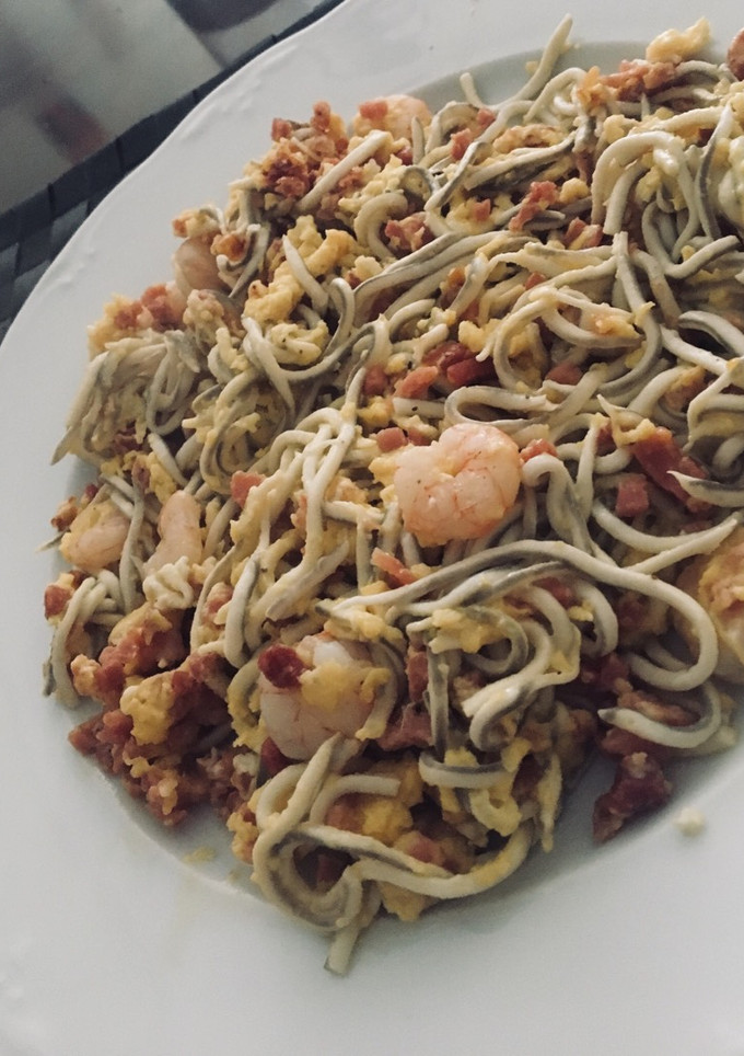 Una foto de Revuelto de gulas y gambas
