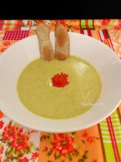Una foto de Crema de brócoli con palitos de pan
