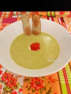 Una foto de Crema de brócoli con palitos de pan