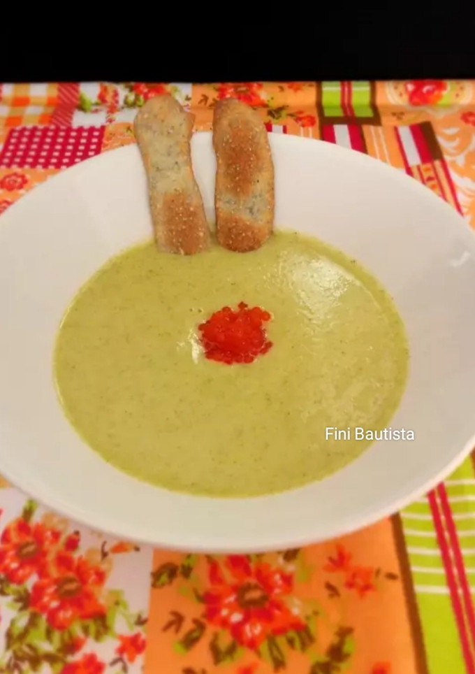 Una foto de Crema de brócoli con palitos de pan