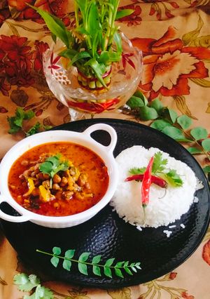 A picture of KADALA CURRY 🍛🍛 puttu kadala curry 🍛.