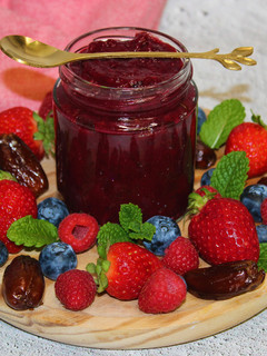 Una foto de Crema de frutos rojos y dátil