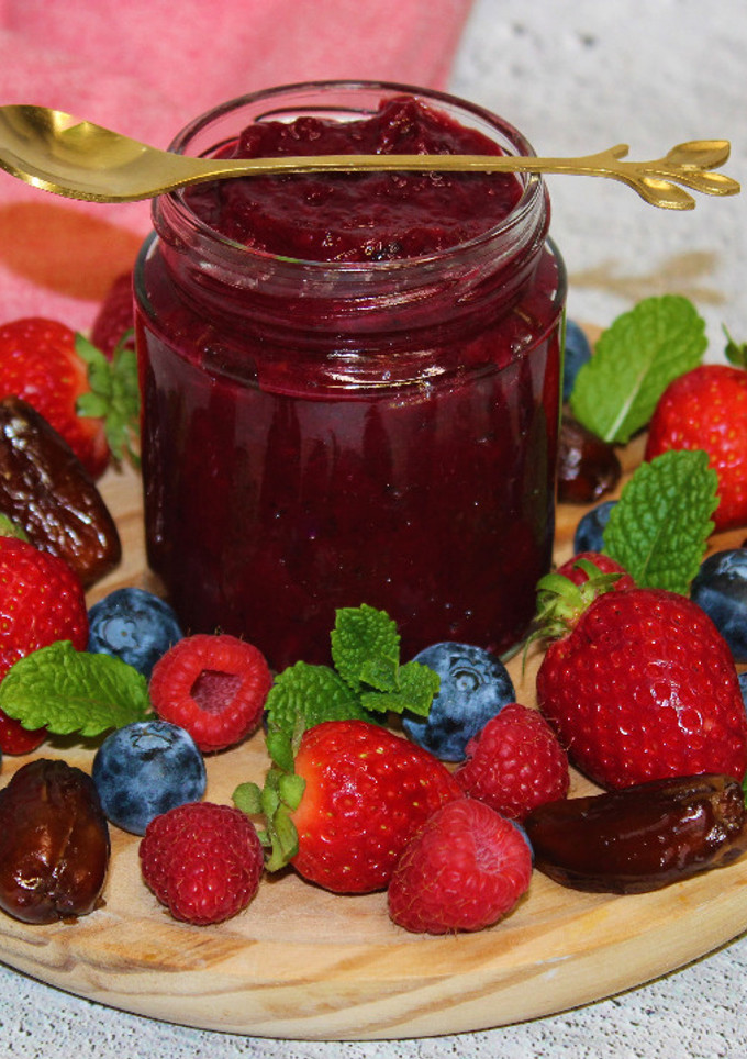 Una foto de Crema de frutos rojos y dátil