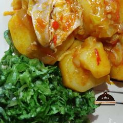 A picture of Potatoes jollof with lettuce.