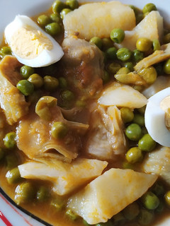 Una foto de Patatas guisadas con alcachofa, guisantes y huevos duro