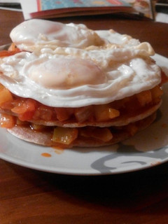 Una foto de Tartaleta de pisto y huevos fritos