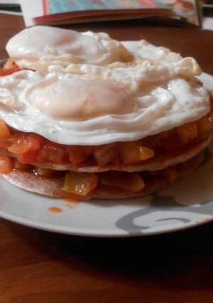 Una foto de Tartaleta de pisto y huevos fritos