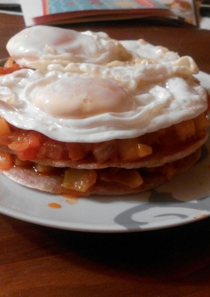 Una foto de Tartaleta de pisto y huevos fritos