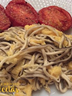 Una foto de Revuelto de gulas y tomates asados