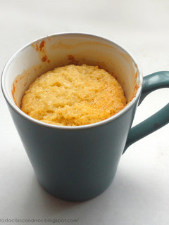 Una foto de Mug Cake (Bizcocho de taza) de coco (SIN GLUTEN, SIN LACTOSA) con harina de arroz y almidón de maíz
