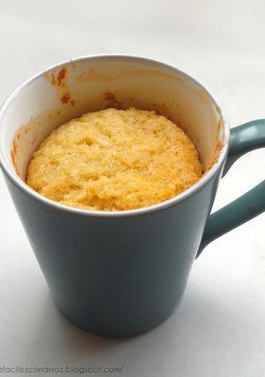Una foto de Mug Cake (Bizcocho de taza) de coco (SIN GLUTEN, SIN LACTOSA) con harina de arroz y almidón de maíz