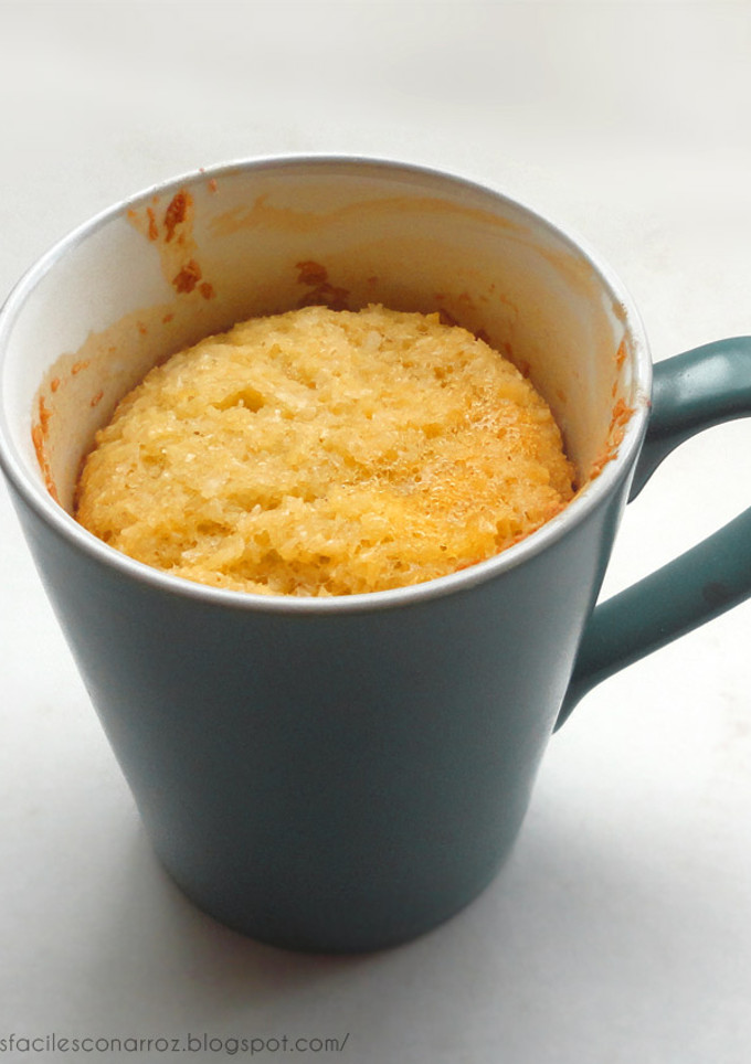 Una foto de Mug Cake (Bizcocho de taza) de coco (SIN GLUTEN, SIN LACTOSA) con harina de arroz y almidón de maíz