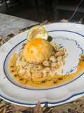 “Otoño en Noviembre”Mousse de maracúya con salsa de maracúya y masa quebrada
