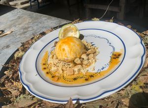 Una foto de “Otoño en Noviembre”Mousse de maracúya con salsa de maracúya y masa quebrada