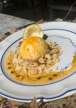 Una foto de “Otoño en Noviembre”Mousse de maracúya con salsa de maracúya y masa quebrada