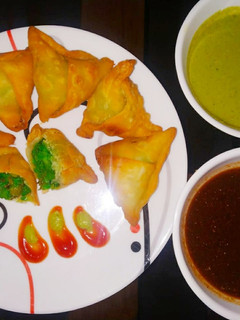 સમોસા(Samosa Recipe in Gujarati) રેસીપી મુખ્ય ફોટો