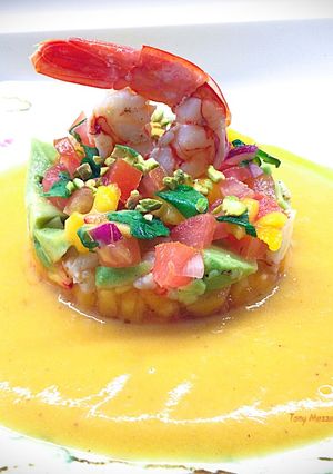 Foto di Gamberi con crema di pesca, avocado e insalatina