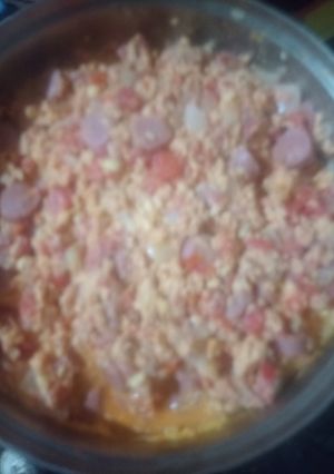 Una foto de Huevo con salchichas, jitomate y cebolla 🍅🧅😋😋