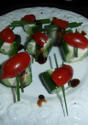 Foto di Bocconcini rinfrescanti al cetriolo con Certosa, pomodorini ed erba cipollina