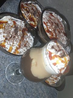 صورة لوصفة تحلية بالشوكولاتة والكراميل باردة 🥰😋