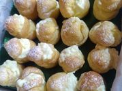 Una foto de profiteroles sin harina leudante