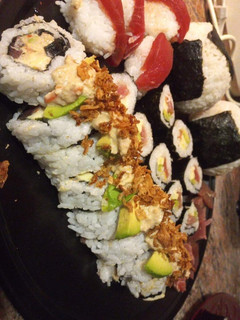 Una foto de Sushi: sashimi, makis, niguiris, california