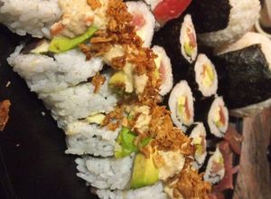 Una foto de Sushi: sashimi, makis, niguiris, california