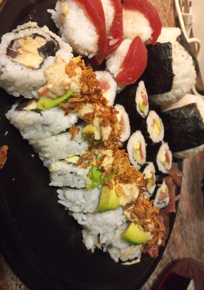 Una foto de Sushi: sashimi, makis, niguiris, california