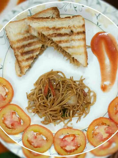 A picture of Noodles sandwich.