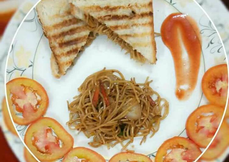 Step-by-Step Guide to Make Super Quick Homemade Noodles sandwich