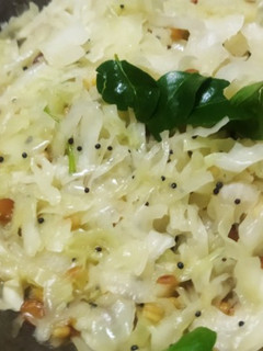முட்டைக்கோஸ் பொரியல்(cabbage poriyal recipe in tamil) செய்முறை முக்கிய புகைப்படம்