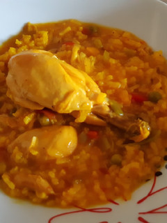Una foto de Arroz guisado con pollo y verduras