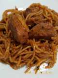 Espaguetis con cerdo cocinados en caldero