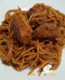 Espaguetis con cerdo cocinados en caldero