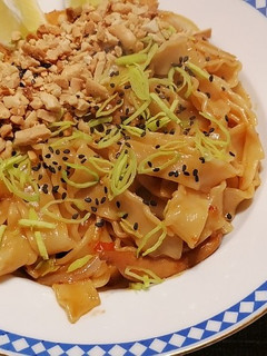 Una foto de Pad Thai de pollo