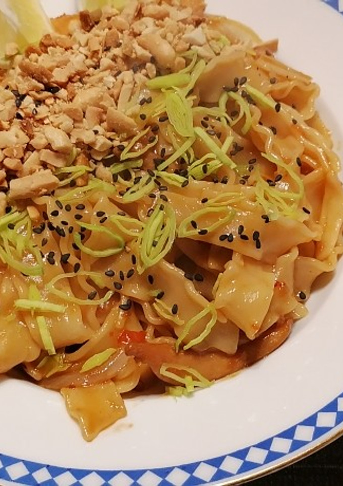 Una foto de Pad Thai de pollo